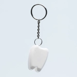 Brelok w kształcie ząbka z nicią dentystyczną, biały