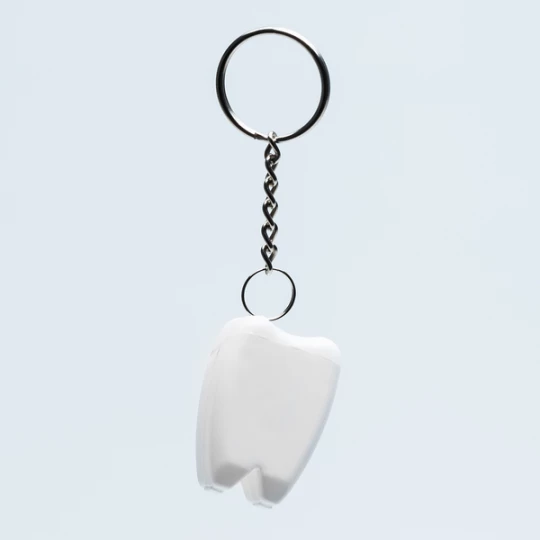 Brelok w kształcie ząbka z nicią dentystyczną, biały