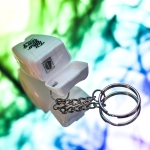Brelok w kształcie ząbka z nicią dentystyczną, biały